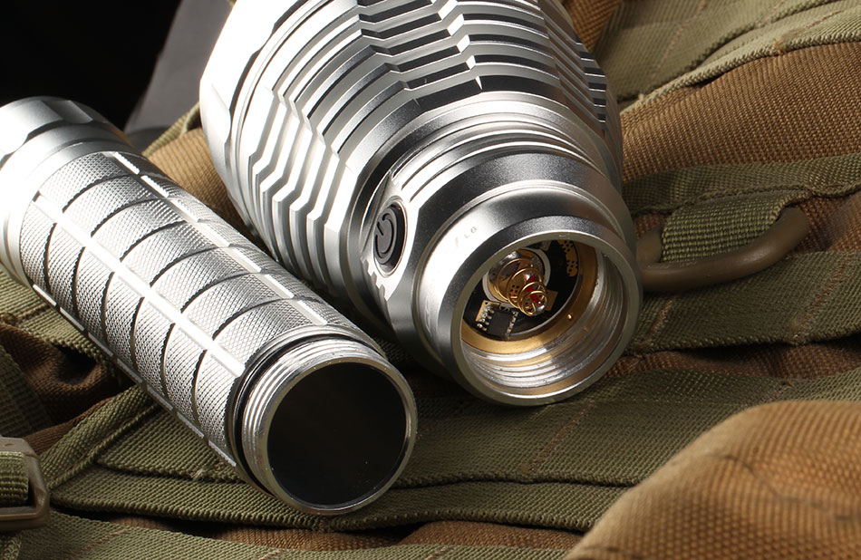 ไฟฉายแรงสูง แบบพกพาขนาดใหญ่ Convoy L6 รุ่นสีเงิน