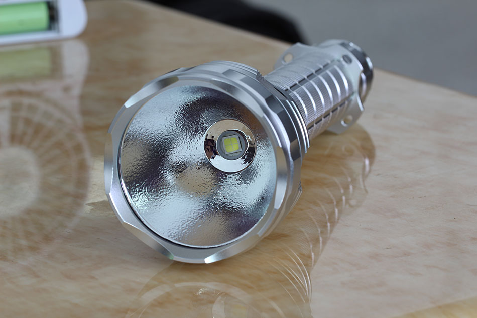 ไฟฉายแรงสูง แบบพกพาขนาดใหญ่ Convoy L6 รุ่นสีเงิน