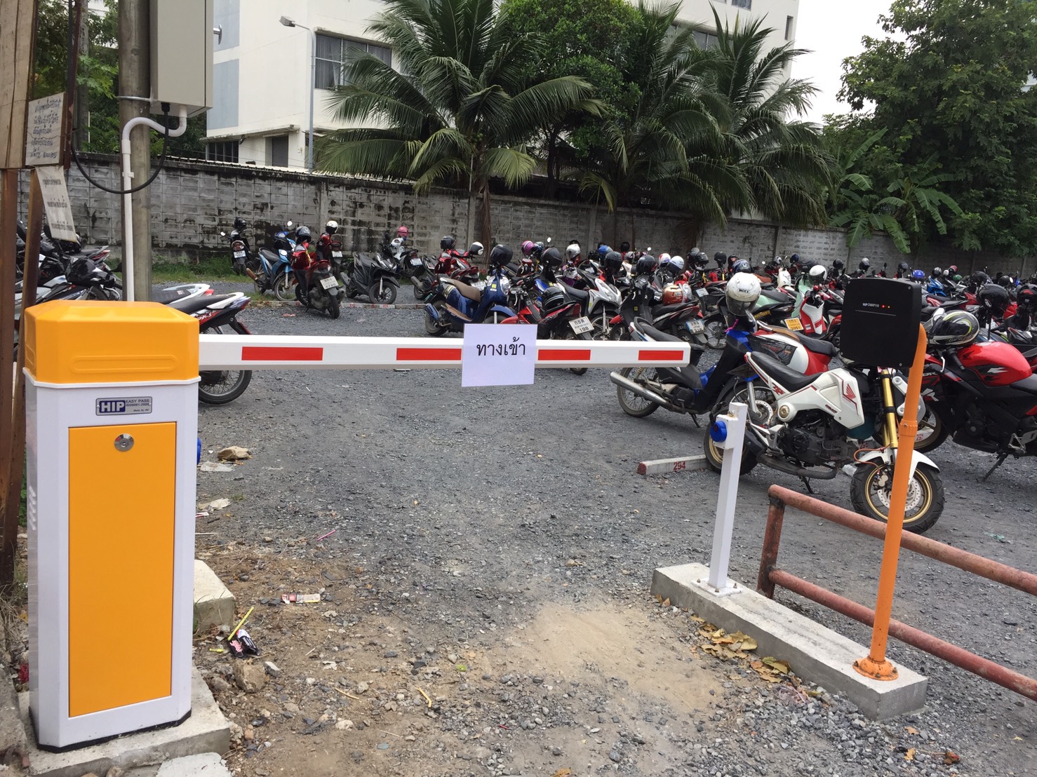 ไม้กั้นรถยนต์ระบบทาบบัตร