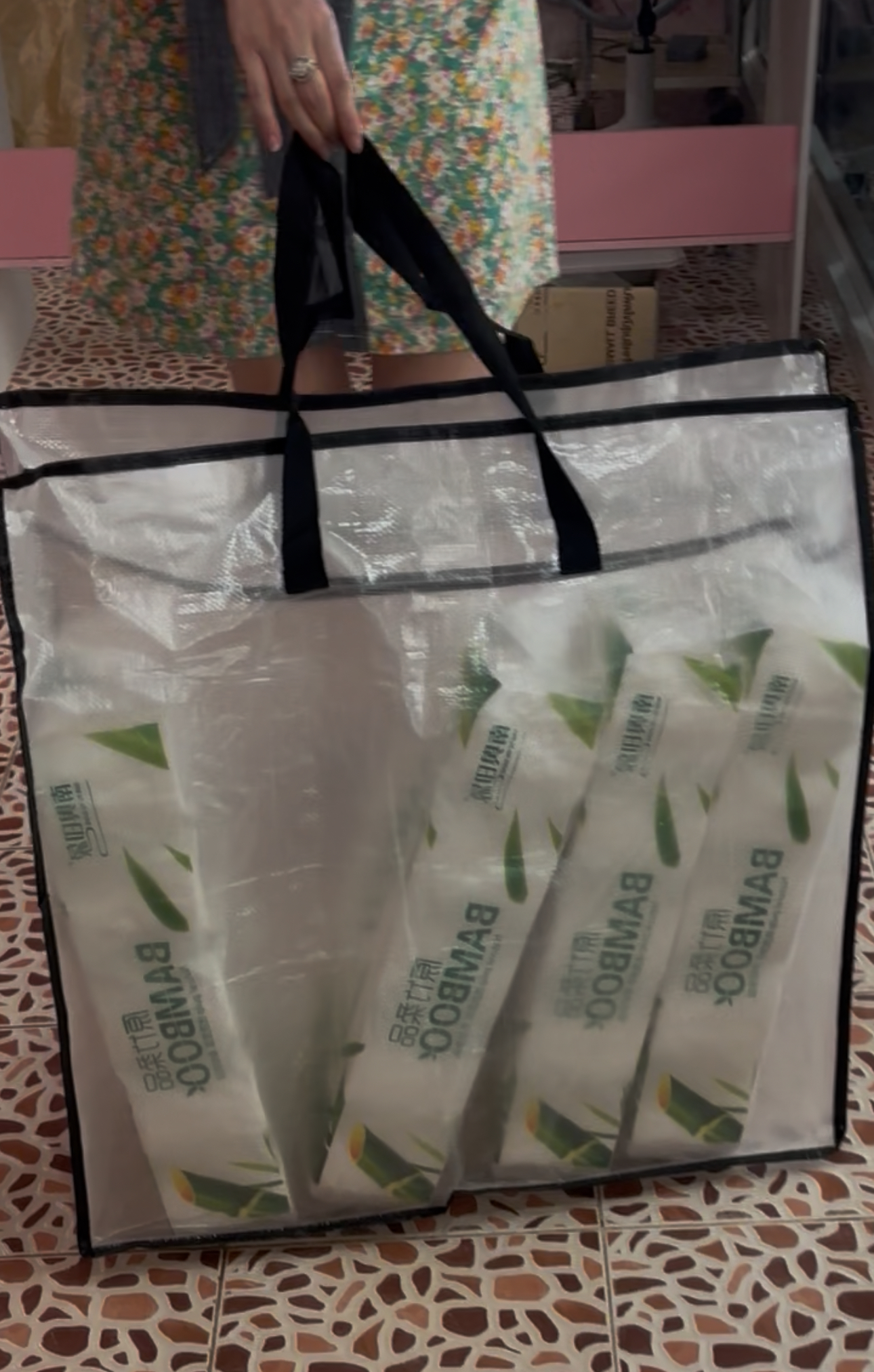 กระเป๋าใบใหญ่ หรือกระเป๋าย้ายบ้าน ทอด้วยวัสดุ PP เป็นโปร่งแสง ทำให้ สามารถเห็นของที่เก็บอยู่ข้างใน ขนาด 63x63x22cm