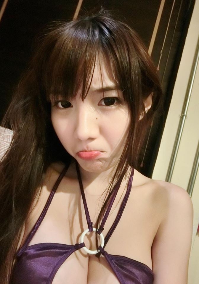 หลังจากเหตุการณ์น้องอลิสลื่นกลางสาธารณะ ทำให้ผู้คนแห่ "ลื่น" เลียนแบบตามกันทั่วประเทศ เกิดเป็นกระแสเขย่าโลกออนไลน์ วันนี้ทางทีมงาน AMADOFORYOU ได้มาเจาะล้วงลับถึงปรากฎการณ์ "ลื่นทั้งตัว ทั่วประเทศ" กับ "'น้องอลิส" แต่ทีมงานถึงกับตกใจกันยกใหญ่ เมื่อ "น้องอลิส" เผยถึงสาเหตุของปรากฎการณ์ลื่นทั้งตัว เธอบอกเพียงแค่ "อลิสแค่ทานอมาโด้คอลลาเจนเท่านั้นค่ะ แค่นี้ผิวก็ลื่นทั้งตัวเลย"