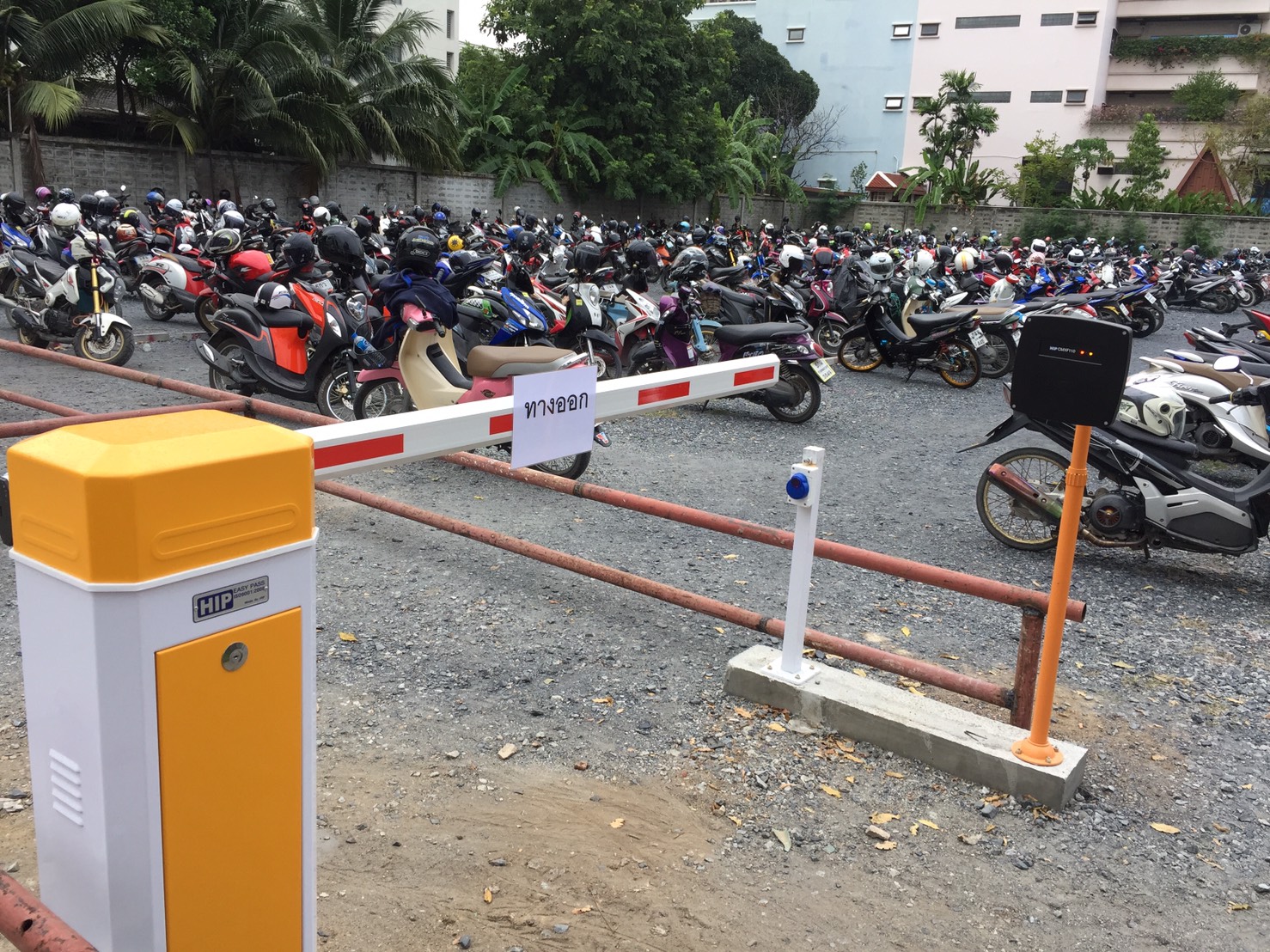 ไม้กั้นรถยนต์ระบบทาบบัตร