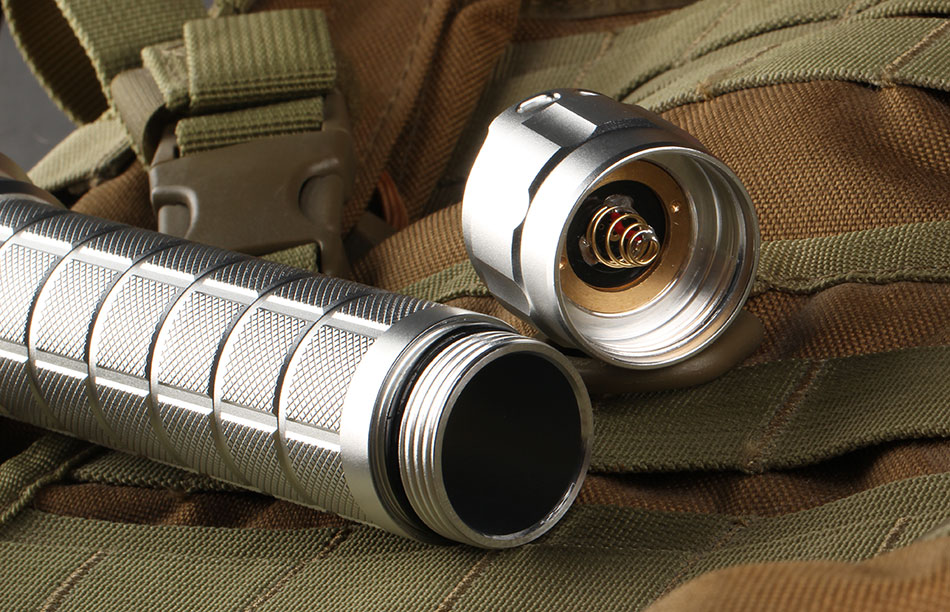 ไฟฉายแรงสูง แบบพกพาขนาดใหญ่ Convoy L6 รุ่นสีเงิน