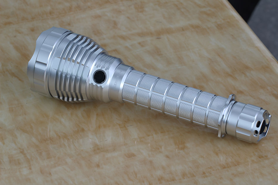 ไฟฉายแรงสูง แบบพกพาขนาดใหญ่ Convoy L6 รุ่นสีเงิน