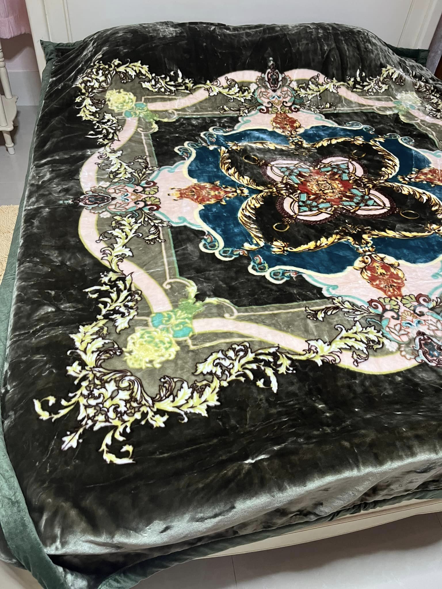 ผ้าห่มขนมิงค์เกาหลีไฮโซ หนา 2 ชั้น น้ำหนักราวๆ 3.8 -4 กก. ขนาด8 ฟุต ขนสั้น เรียบเนียนนุ่มนิ่ม มีความเงางาม อุ่นมาก สวยมาก ขนไม่ร่วง ลายสวยไฮโซ