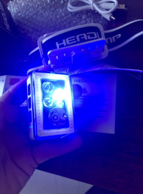 ไฟฉายคาดศีรษะแบบมีไฟ 3 สี แดง น้ำเงิน เขียว และแสงขาวปกติ และมี COB มีอินฟราเรด Santafe Fire T81 ตัวไฟฉายสีน้ำเงิน ขาว