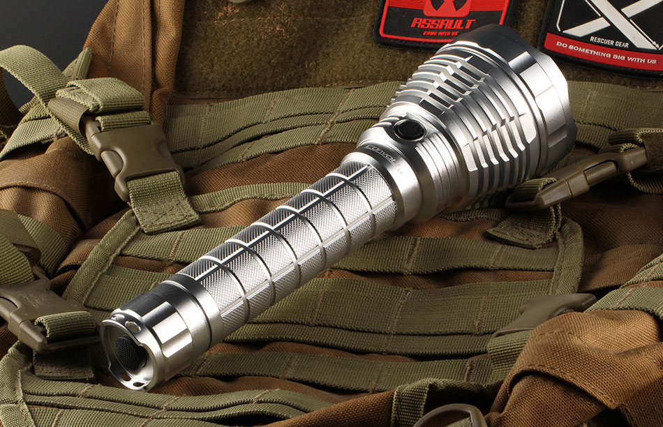 ไฟฉายแรงสูง แบบพกพาขนาดใหญ่ Convoy L6 รุ่นสีเงิน