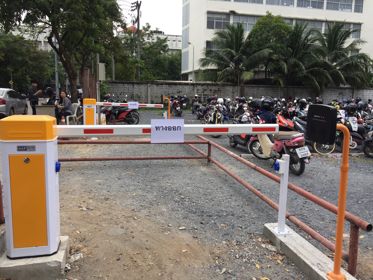 ไม้กั้นรถยนต์ระบบทาบบัตร