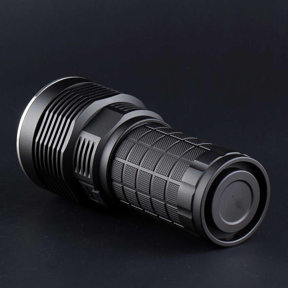 ไฟฉายแรงสูงพกพาขนาดใหญ่รุ่นใหม่ Convoy M4X18A CREE XHP 70.2 4300 LM