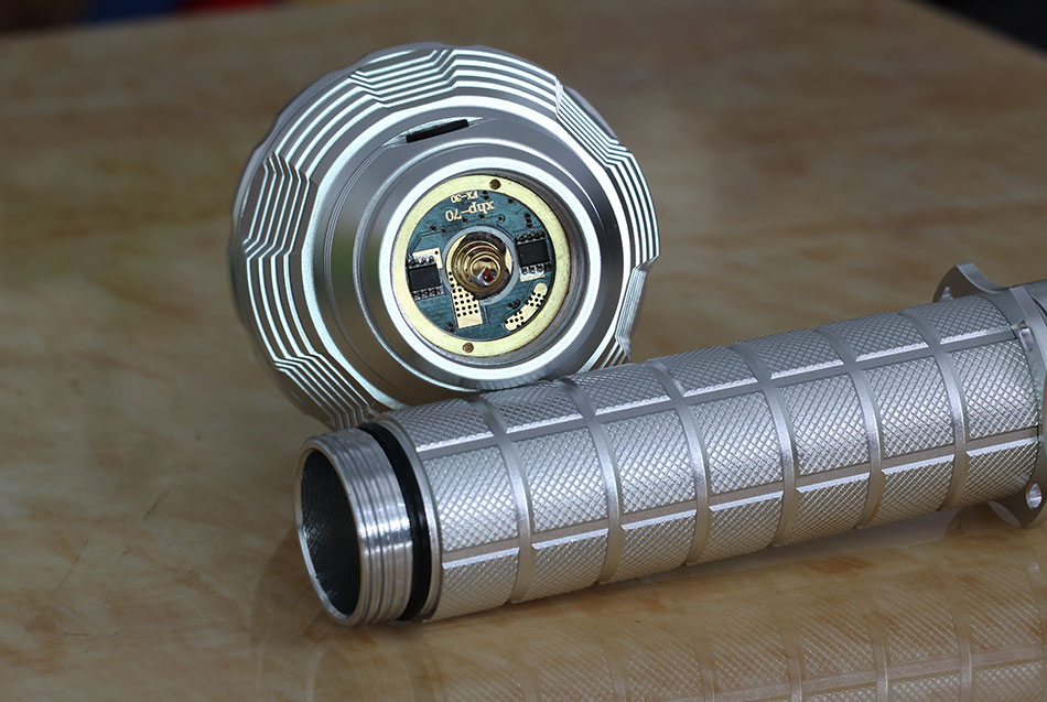 ไฟฉายแรงสูง แบบพกพาขนาดใหญ่ Convoy L6 รุ่นสีเงิน