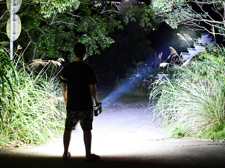 ไฟฉายสะพาย และจับถือ ขนาดกลาง Double LED Warsun D398