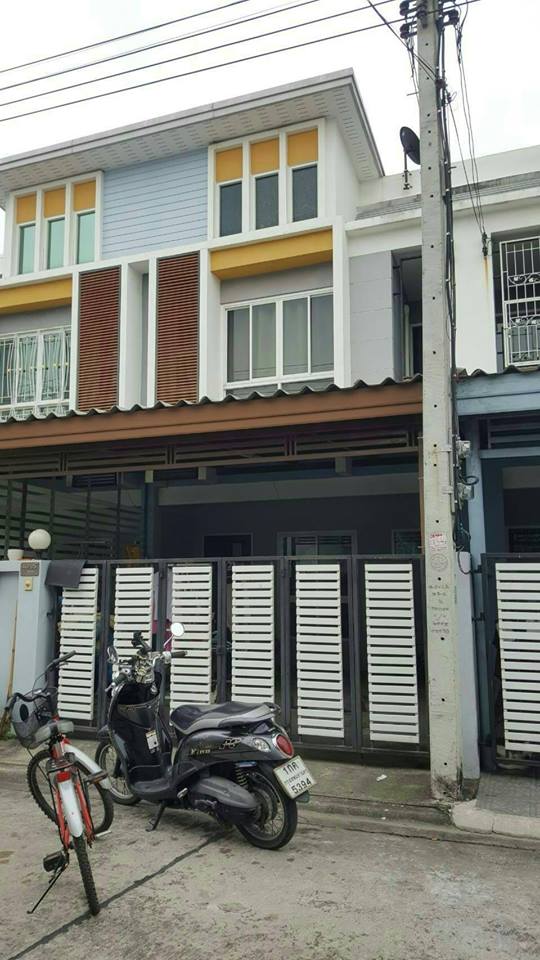 ทาวน์เฮ้าส์2ชั้น ขนาดพื้นที่ 19.4 ตารางวา หมู่บ้านแอทโฮม ซอยคู้บอน 13 แขวงรามอินทรา เขตคันนายาว กรุงเทพมหานคร รหัสทรัพย์ M135