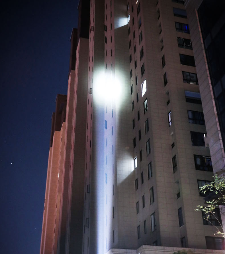 ไฟฉายสะพายแรงสูง แบบส่องไกล พร้อมโคมสีขาว และแดง Warsun D498 Black Upgrade Edition รุ่น 9000