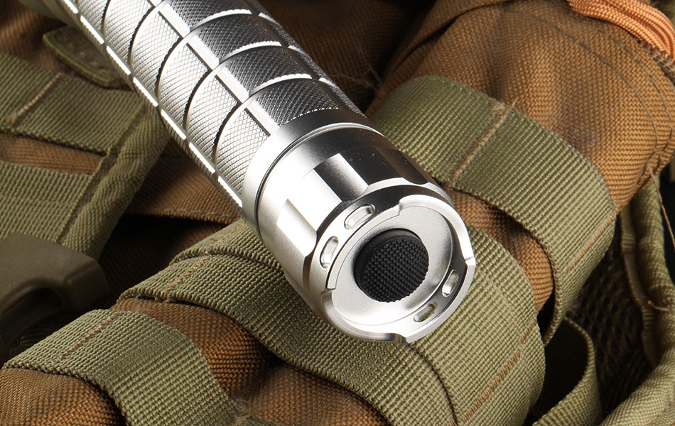 ไฟฉายแรงสูง แบบพกพาขนาดใหญ่ Convoy L6 รุ่นสีเงิน