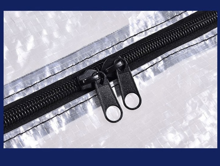 กระเป๋าใบใหญ่ หรือกระเป๋าย้ายบ้าน ทอด้วยวัสดุ PP เป็นโปร่งแสง ทำให้ สามารถเห็นของที่เก็บอยู่ข้างใน ขนาด 63x63x22cm