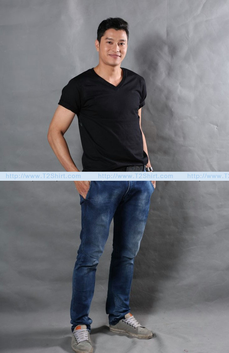 เสื้อยืด คอวี แขนสั้น สีดำ Size L