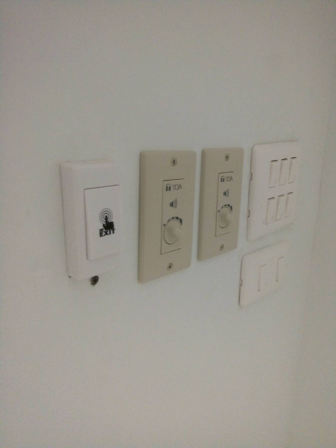 ปุ่มกดออก exit switch