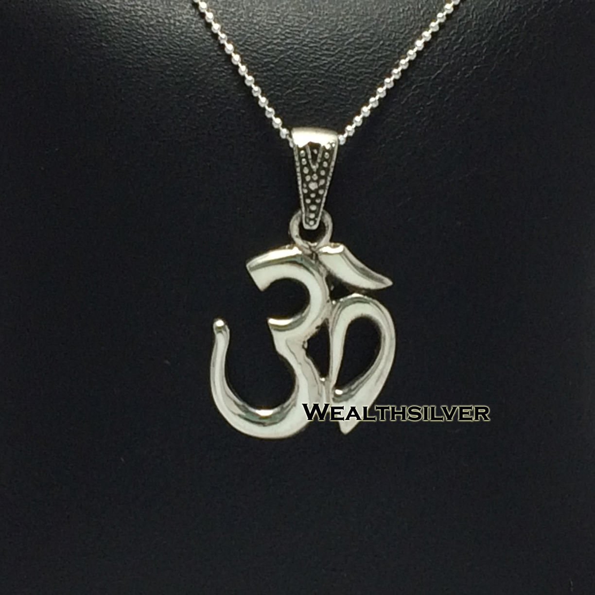 จี้โอม Classic C