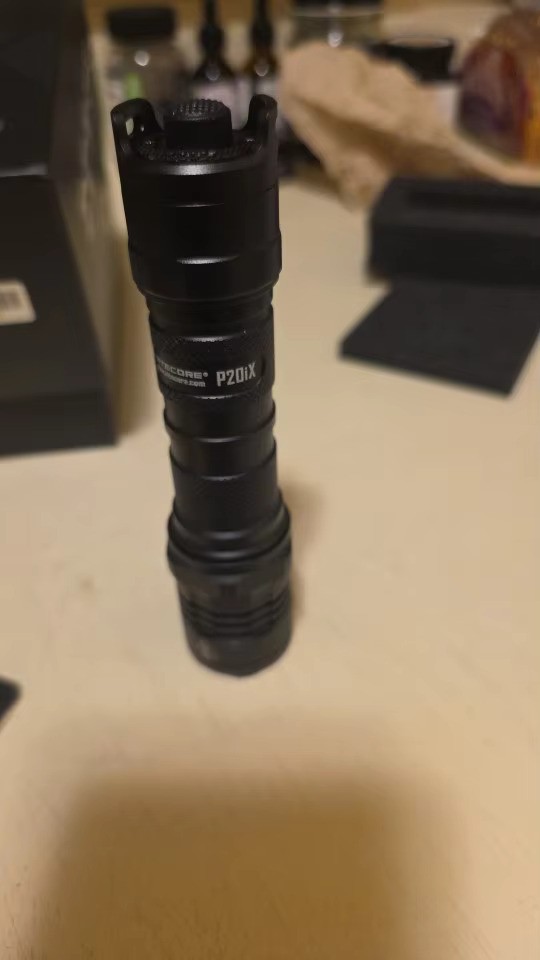 ไฟฉายพกพาแรงสูงขนาดเล็ก กระชับมือ Nitecore P20ix หลอด Cree XP-L2 V6 4 หลอด 4000 Lm