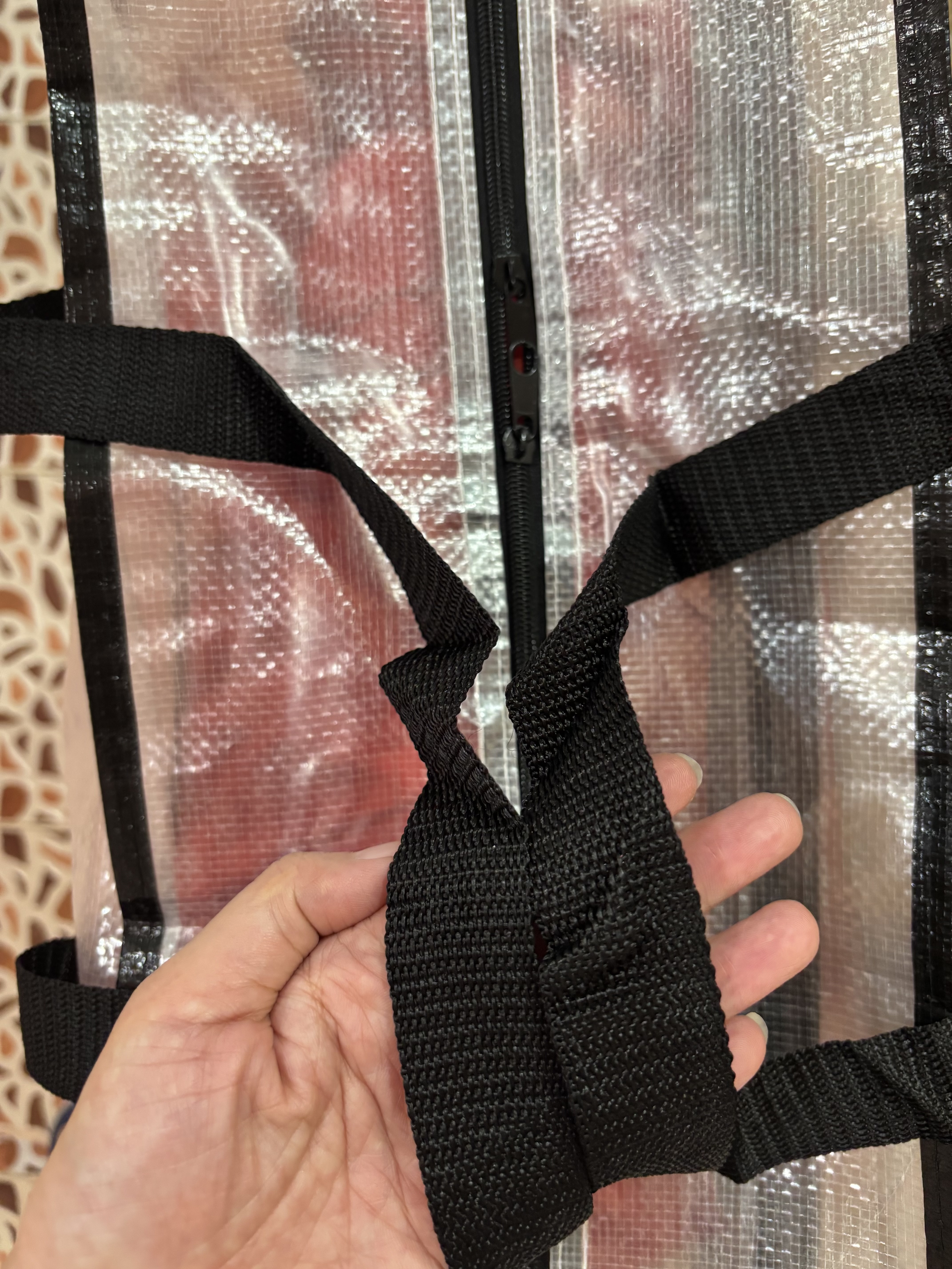 กระเป๋าใบใหญ่ หรือกระเป๋าย้ายบ้าน ทอด้วยวัสดุ PP เป็นโปร่งแสง ทำให้ สามารถเห็นของที่เก็บอยู่ข้างใน ขนาด 63x63x22cm