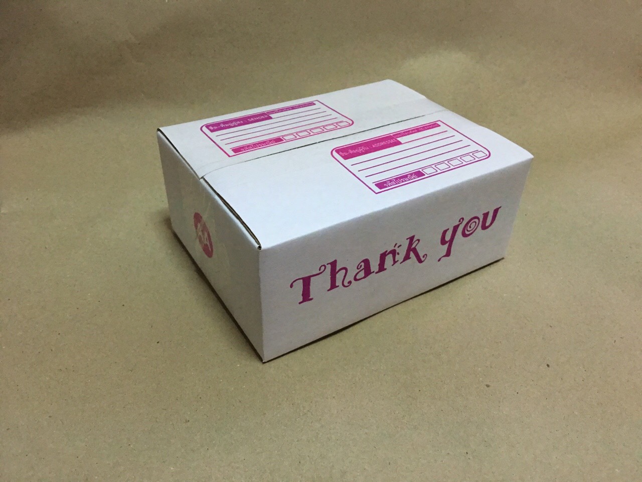 กล่องไปรษณีย์ฝาชนสีขาว AA -ขนาด 13x17x7ซม. สกรีนชมพู พิมพ์ Thank you