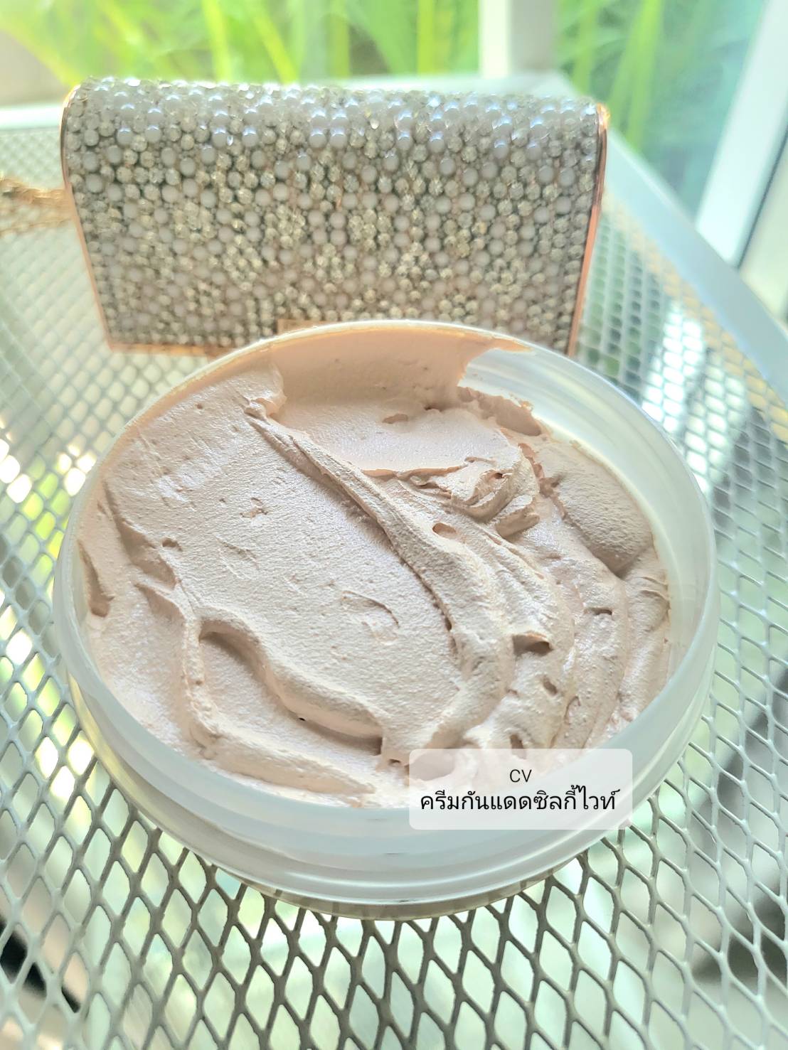 ครีมกันแดดใยไหมซิลกี้ไวท์ เนื้อเนียนนุ่มเบา เกลี่ยง่าย ขนาด 100 g