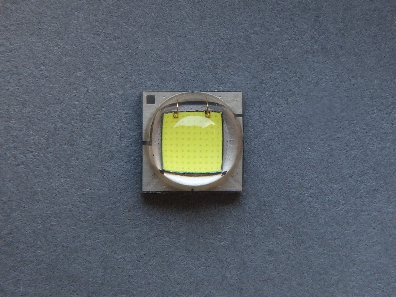ไฟฉายพกพาคุณภาพสูง Convoy C8+ Luminus SST40 LED 2000 LM