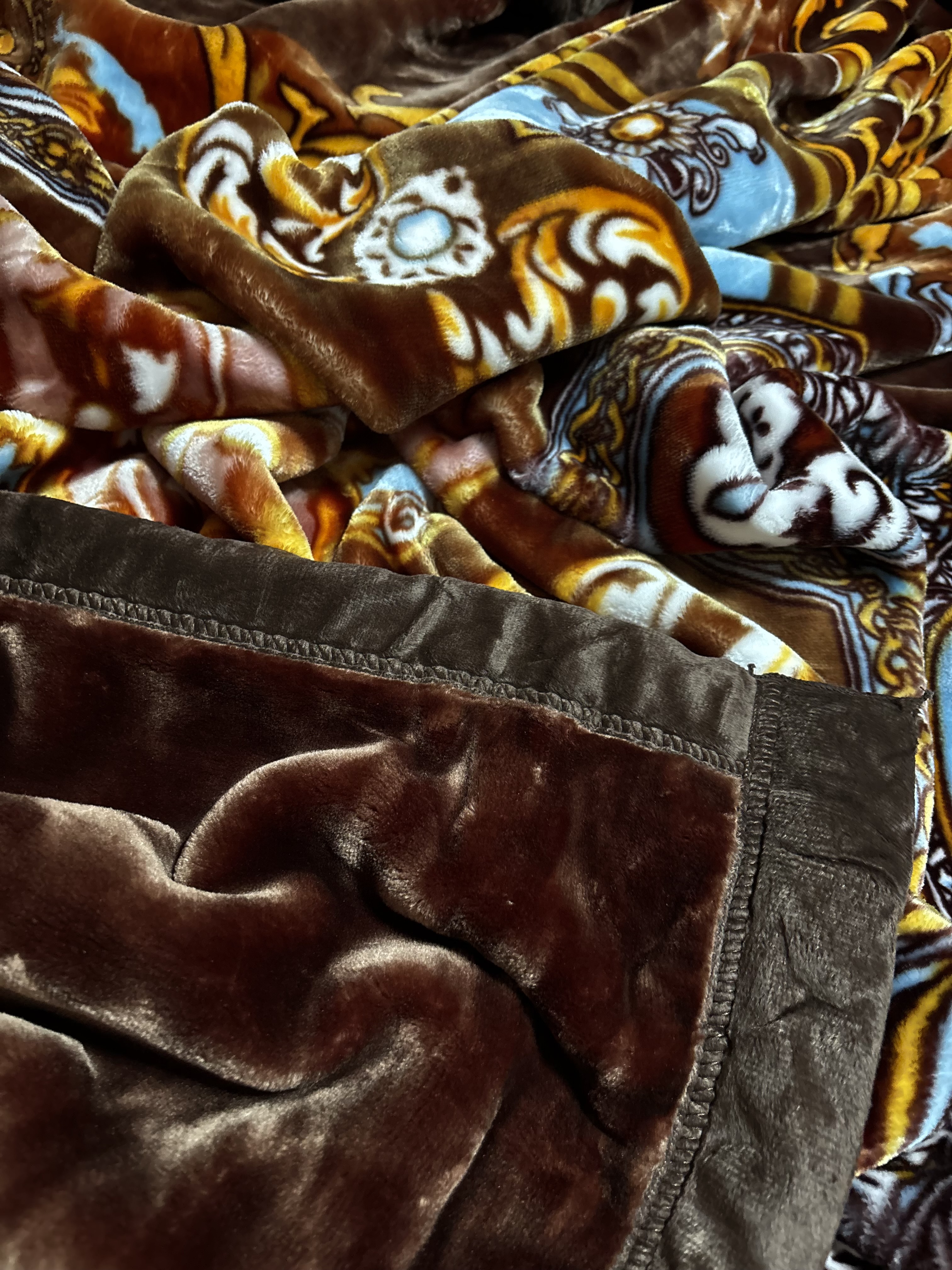 ผ้าห่มขนมิงค์เกาหลีไฮโซ หนา 2 ชั้น น้ำหนักราวๆ 3.8 -4 กก. ขนาด8 ฟุต ขนสั้น เรียบเนียนนุ่มนิ่ม มีความเงางาม อุ่นมาก สวยมาก ขนไม่ร่วง ลายสวยไฮโซ