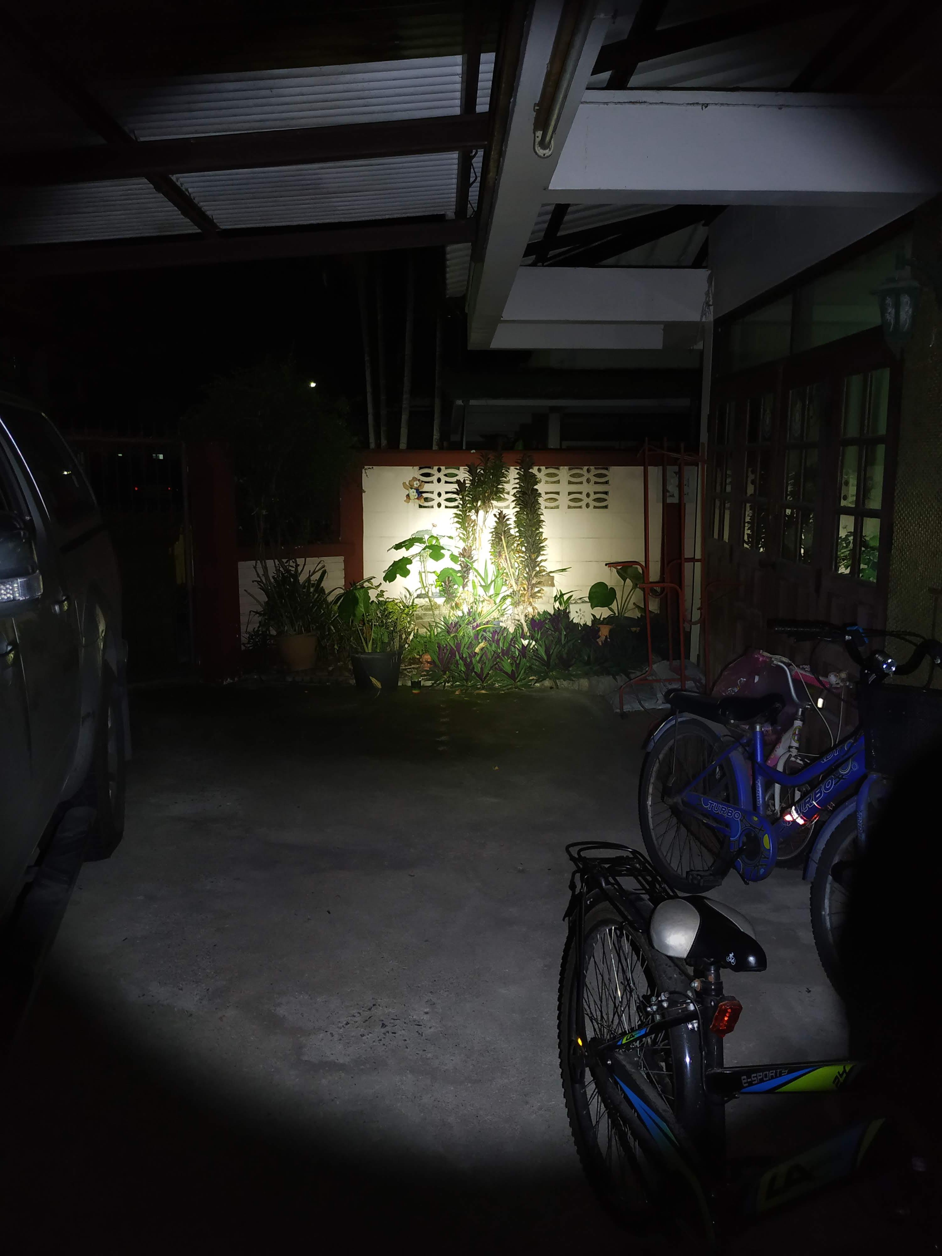 ไฟฉายพกพาคุณภาพสูง Convoy C8+ Luminus SST40 LED 2000 LM