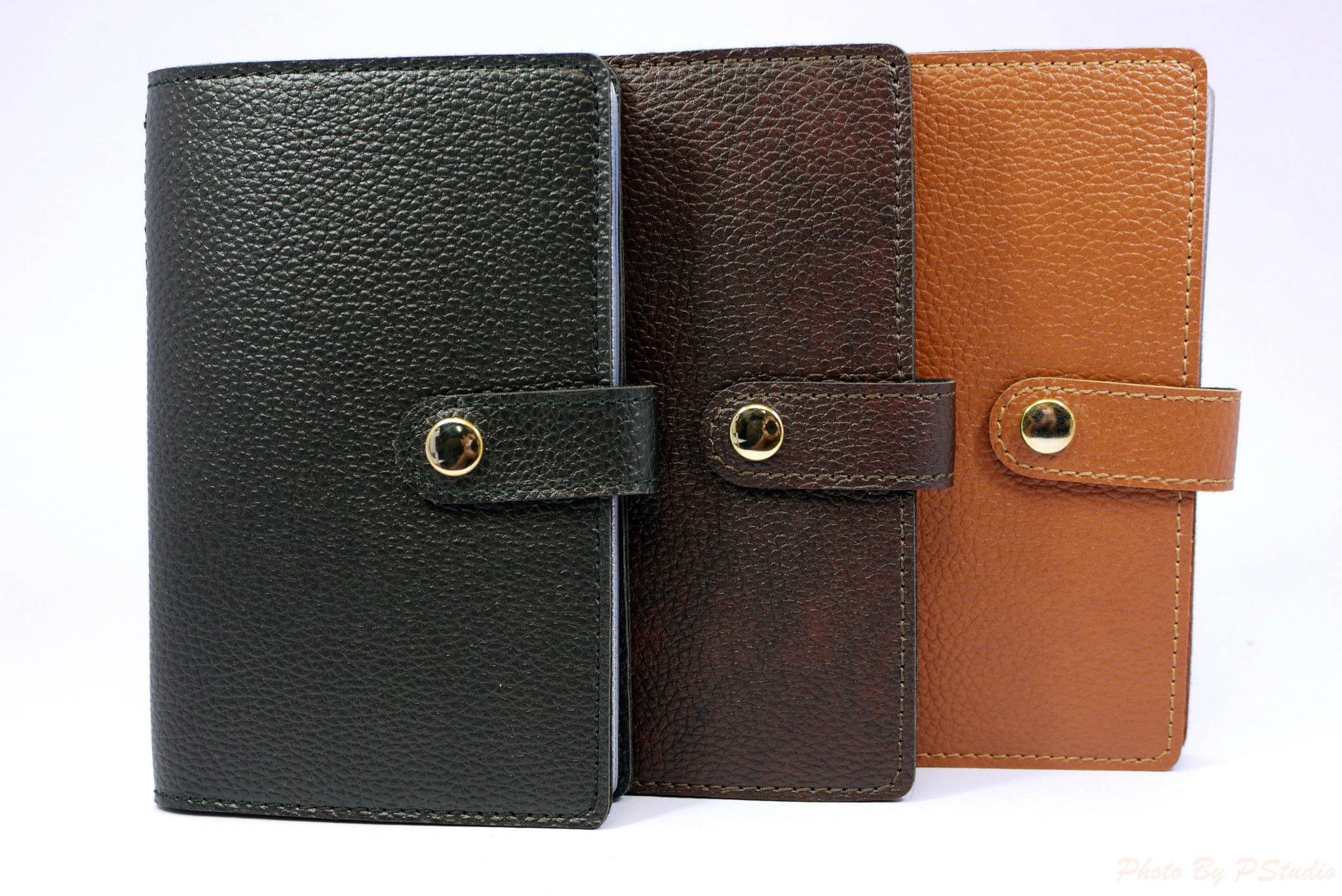 กระเป๋าใส่สมุดบัญชีธนาคาร รุ่นกระดุมเงิน The Signature Book Bank Holder