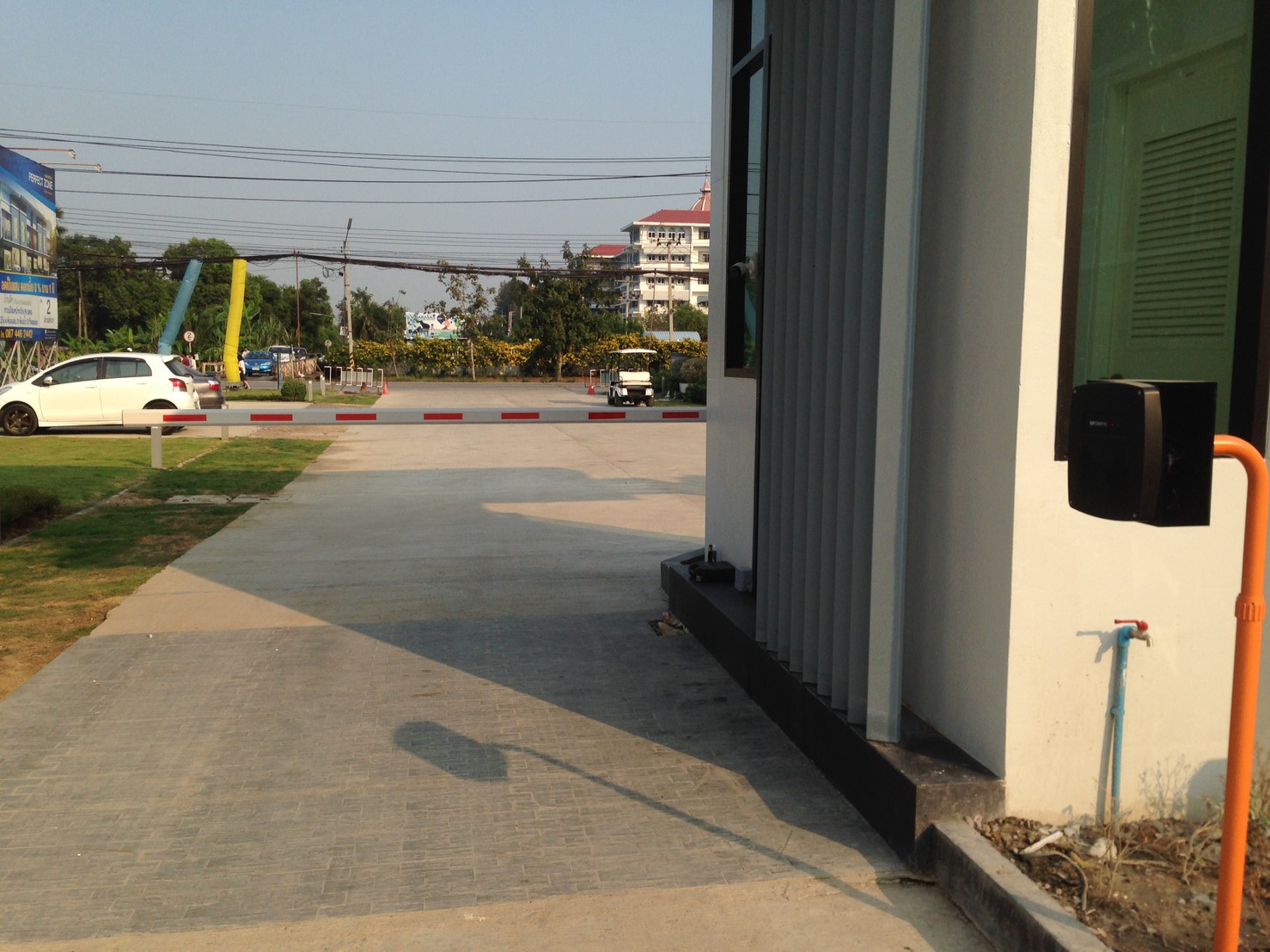 ไม้กั้นรถยนต์ ระบบทาบบัตร
