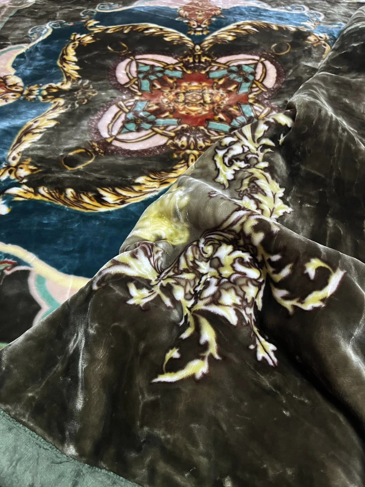 ผ้าห่มขนมิงค์เกาหลีไฮโซ หนา 2 ชั้น น้ำหนักราวๆ 3.8 -4 กก. ขนาด8 ฟุต ขนสั้น เรียบเนียนนุ่มนิ่ม มีความเงางาม อุ่นมาก สวยมาก ขนไม่ร่วง ลายสวยไฮโซ