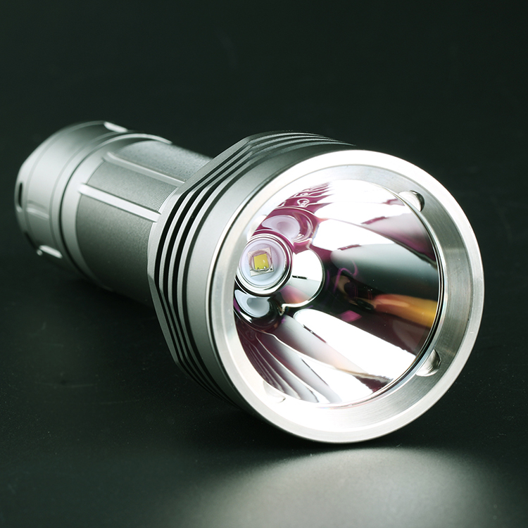 ไฟฉายแรงสูงขนาดกลางรุ่นใหม่ Convoy M26C Sand Color หลอด SST40 , 2300 LM