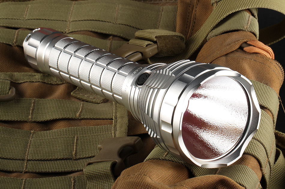 ไฟฉายแรงสูง แบบพกพาขนาดใหญ่ Convoy L6 รุ่นสีเงิน