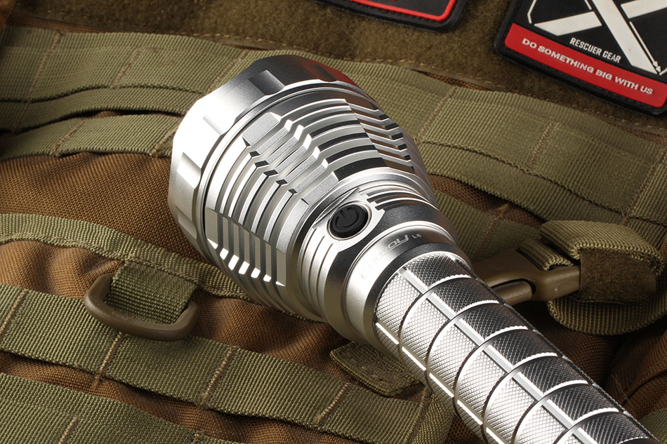 ไฟฉายแรงสูง แบบพกพาขนาดใหญ่ Convoy L6 รุ่นสีเงิน