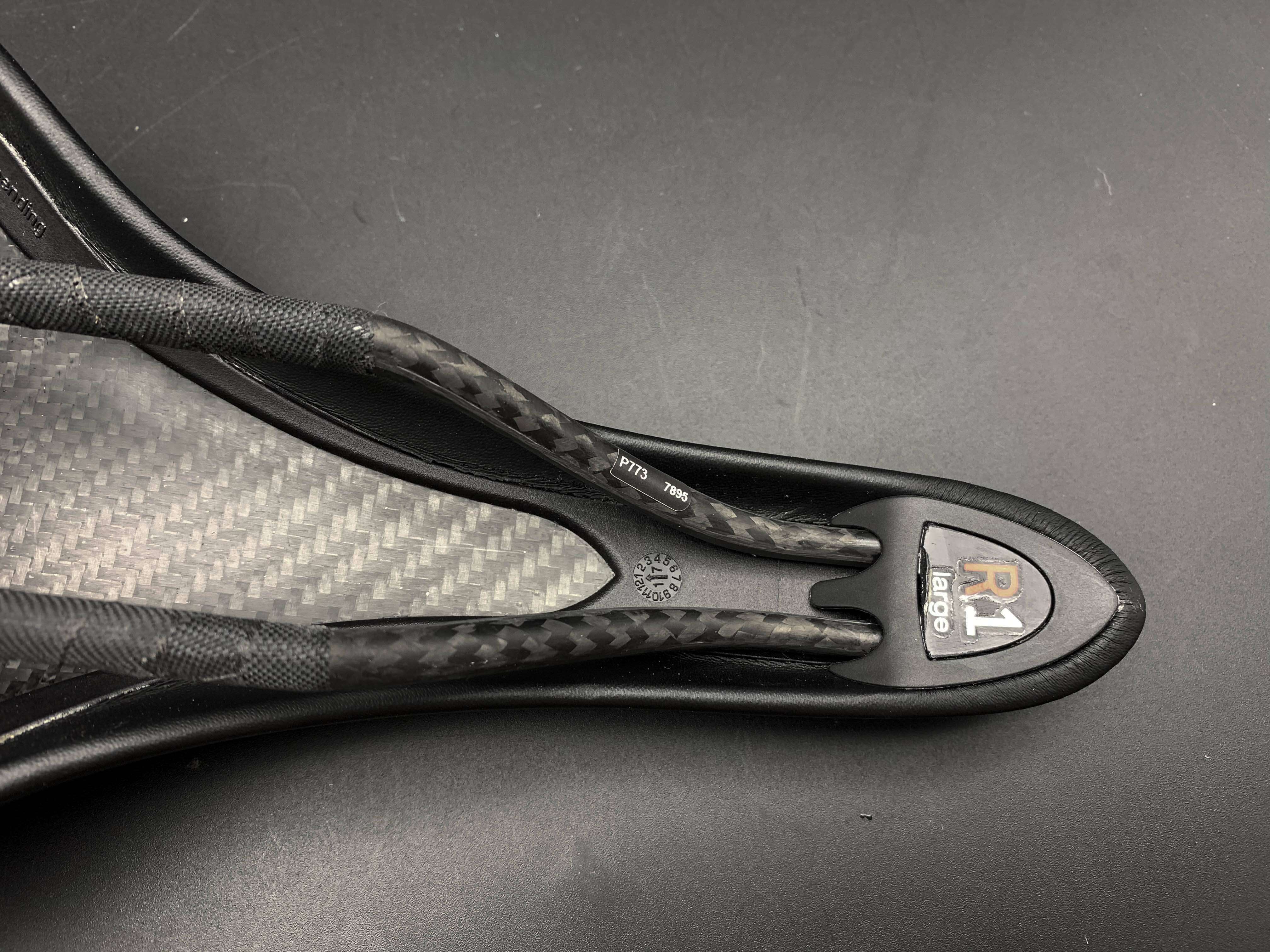 เบาะ Fizik Aliante R1 ราง คาร์บอน Large