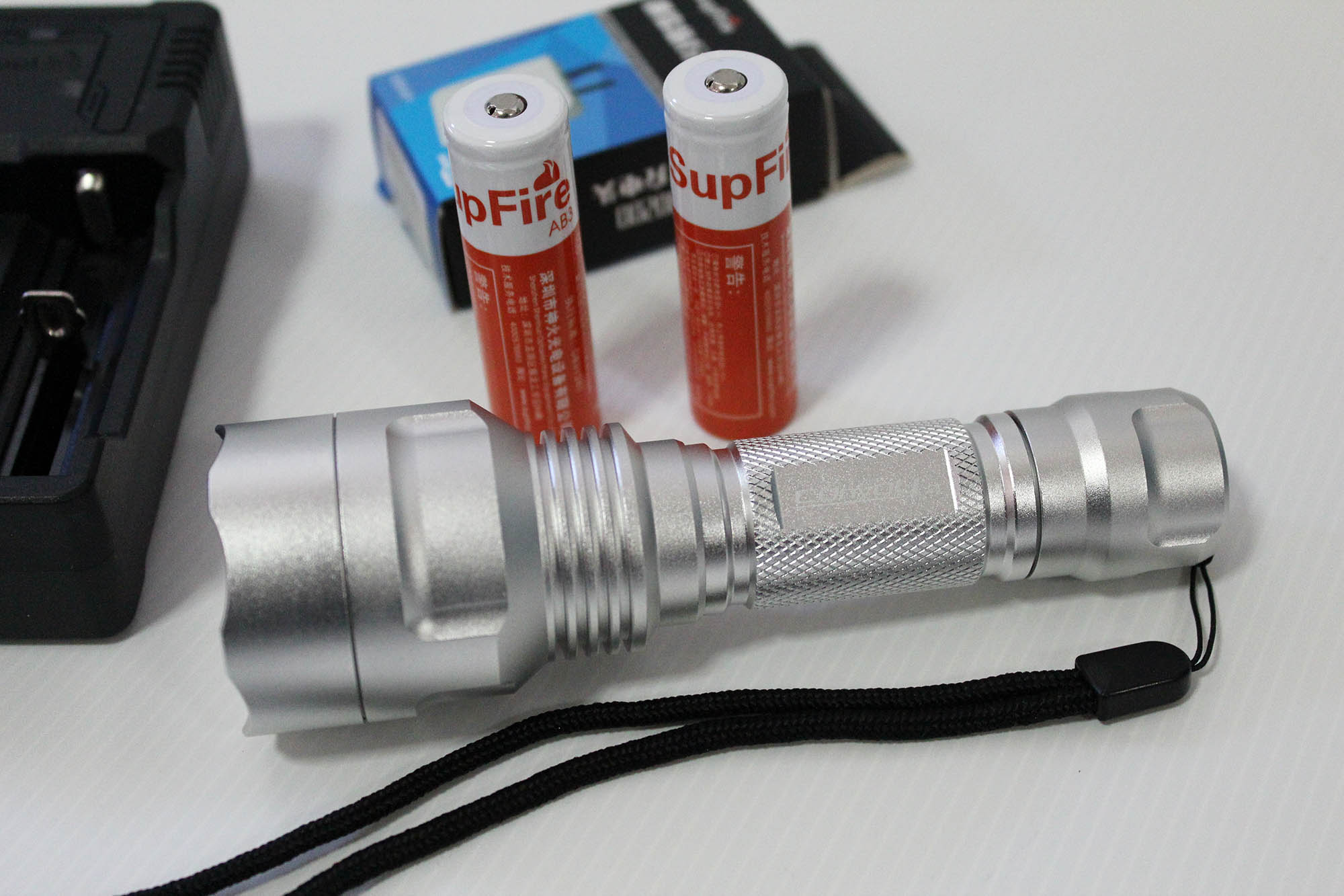 ไฟฉายพกพาคุณภาพสูง Convoy รุ่น C8 XPL Hi version Silver Color