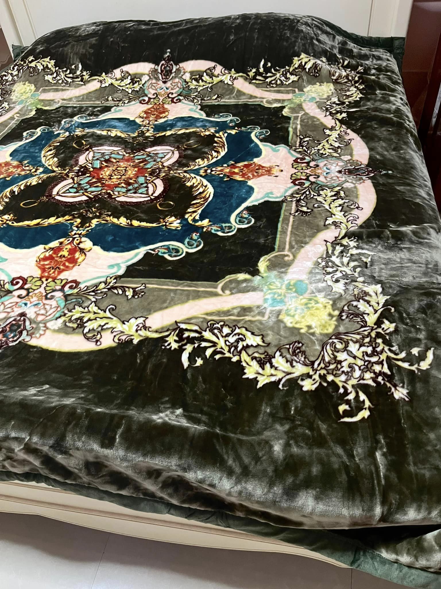 ผ้าห่มขนมิงค์เกาหลีไฮโซ หนา 2 ชั้น น้ำหนักราวๆ 3.8 -4 กก. ขนาด8 ฟุต ขนสั้น เรียบเนียนนุ่มนิ่ม มีความเงางาม อุ่นมาก สวยมาก ขนไม่ร่วง ลายสวยไฮโซ