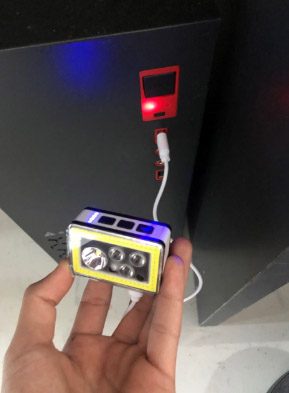 ไฟฉายคาดศีรษะแบบมีไฟ 3 สี แดง น้ำเงิน เขียว และแสงขาวปกติ และมี COB มีอินฟราเรด Santafe Fire T81 ตัวไฟฉายสีน้ำเงิน ขาว