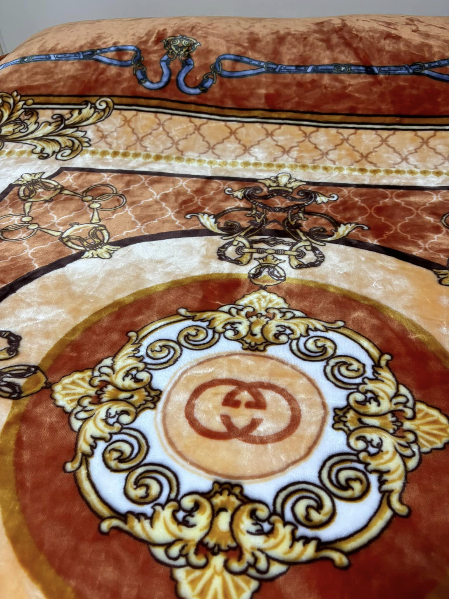 ผ้าห่มขนมิงค์เกาหลีไฮโซ หนา 2 ชั้น น้ำหนักราวๆ 3.8 -4 กก. ขนาด8 ฟุต ขนสั้น เรียบเนียนนุ่มนิ่ม มีความเงางาม อุ่นมาก สวยมาก ขนไม่ร่วง ลายสวยไฮโซ