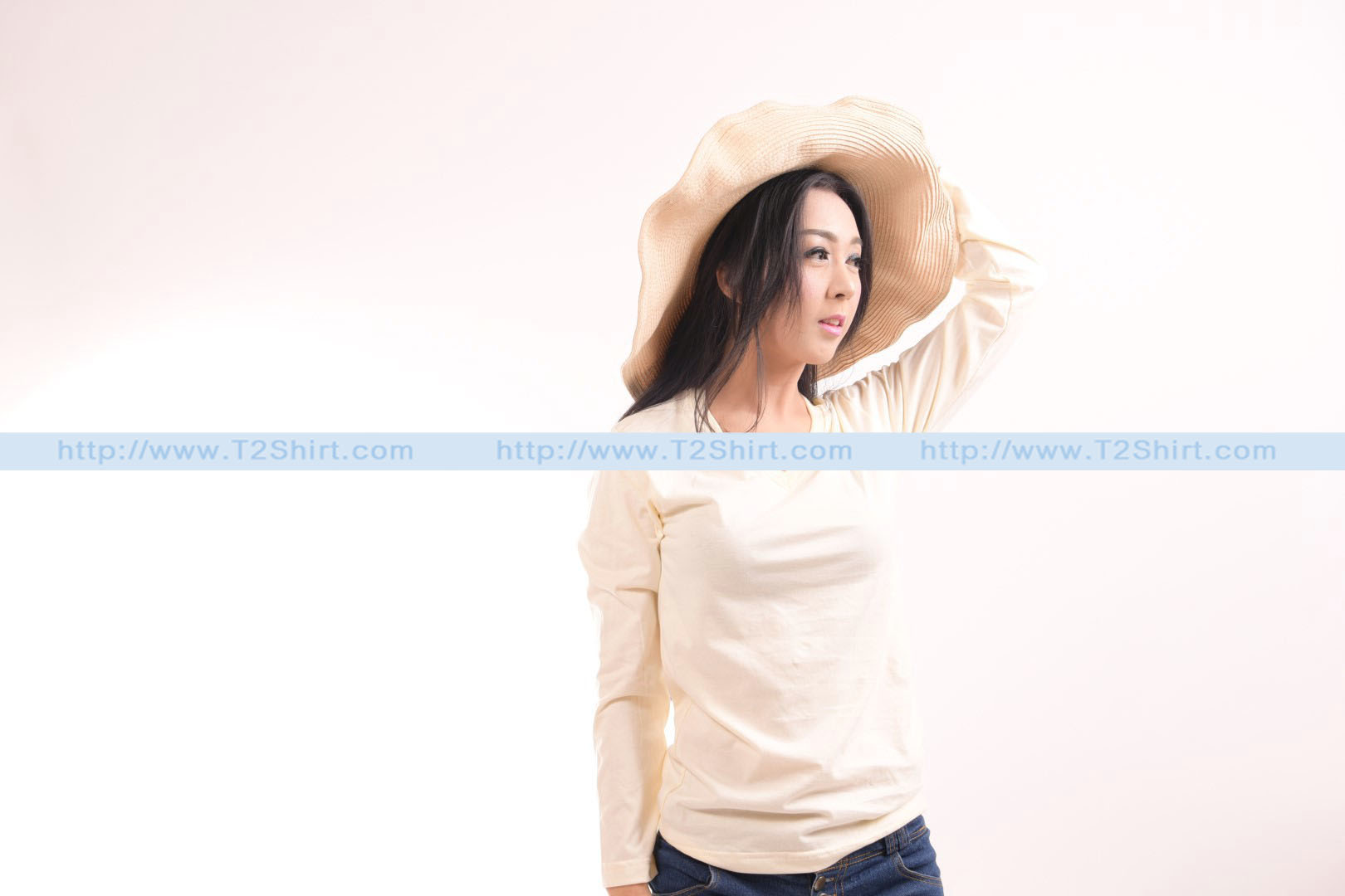 เสื้อยืด คอวี แขนยาว สีครีม Size L