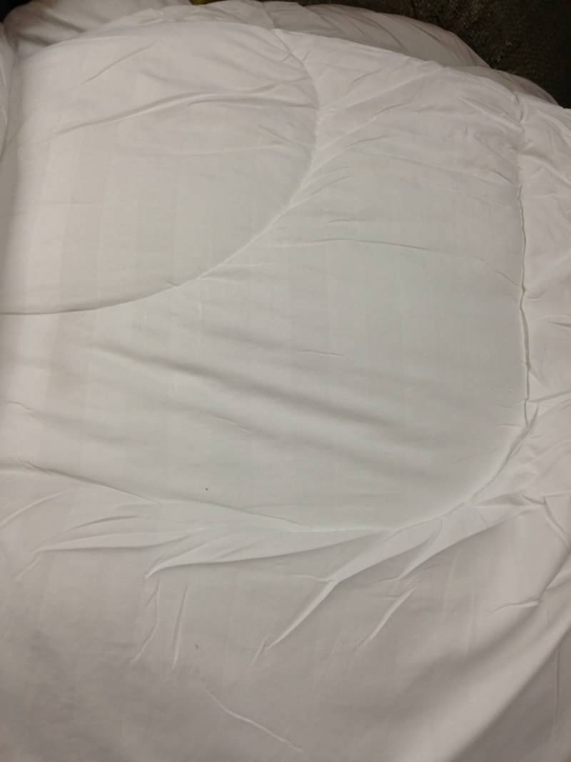 เซ็ทผ้าปูสีขาวล้วน เกรด4ดาว ลายริ้ว เรียบหรู 6ฟุต 6ชิ้น