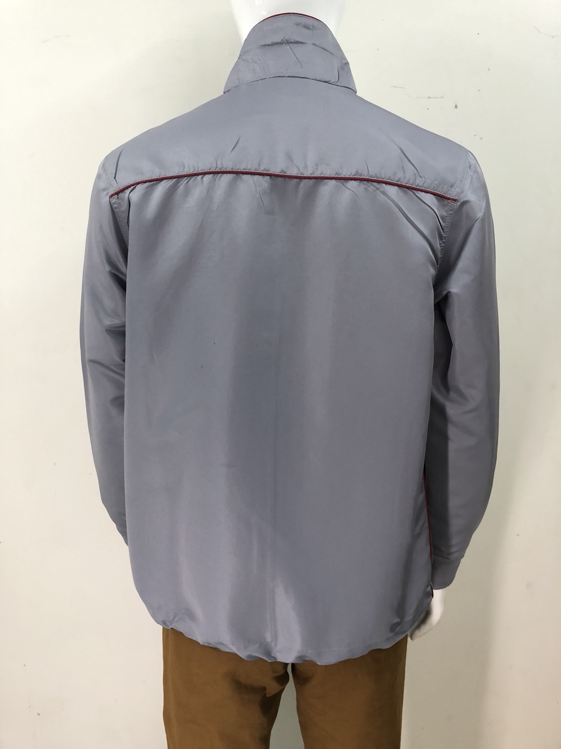 เสื้อแจ็คเก็ต ผ้าร่มไมโคร สีเทา แต่งสีแดง สินค้าสั่งผลิตมีครบไซร์