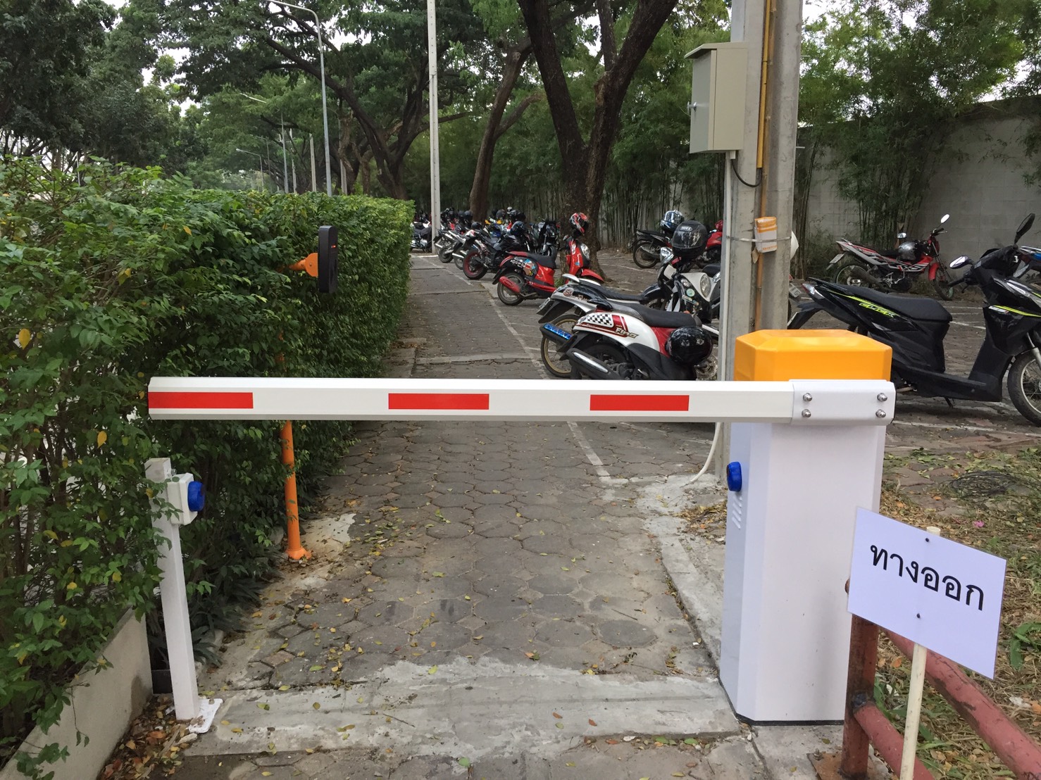 ไม้กั้นรถยนต์ระบบทาบบัตร