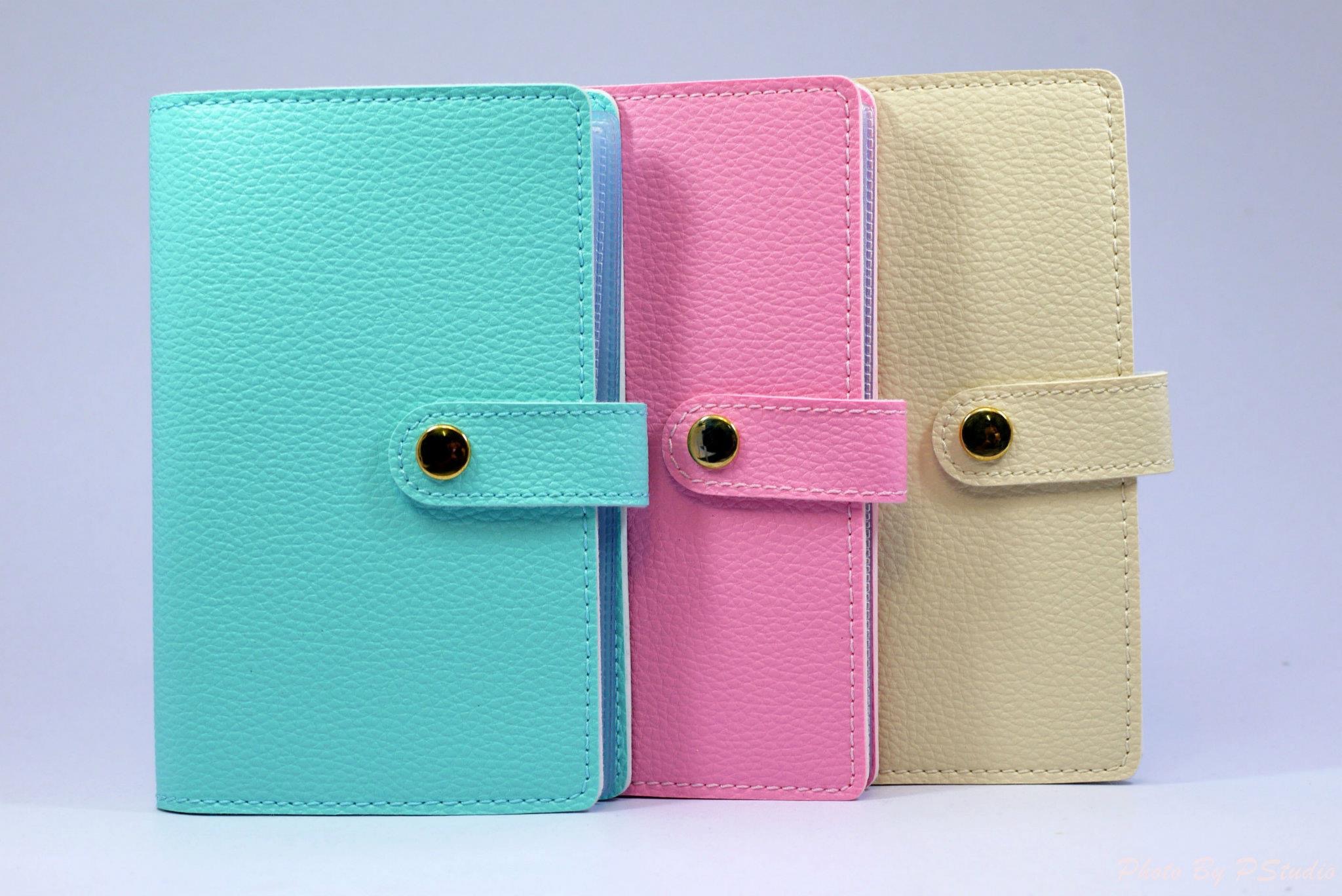 กระเป๋าใส่สมุดบัญชีธนาคาร รุ่นกระดุมเงิน The Signature Book Bank Holder