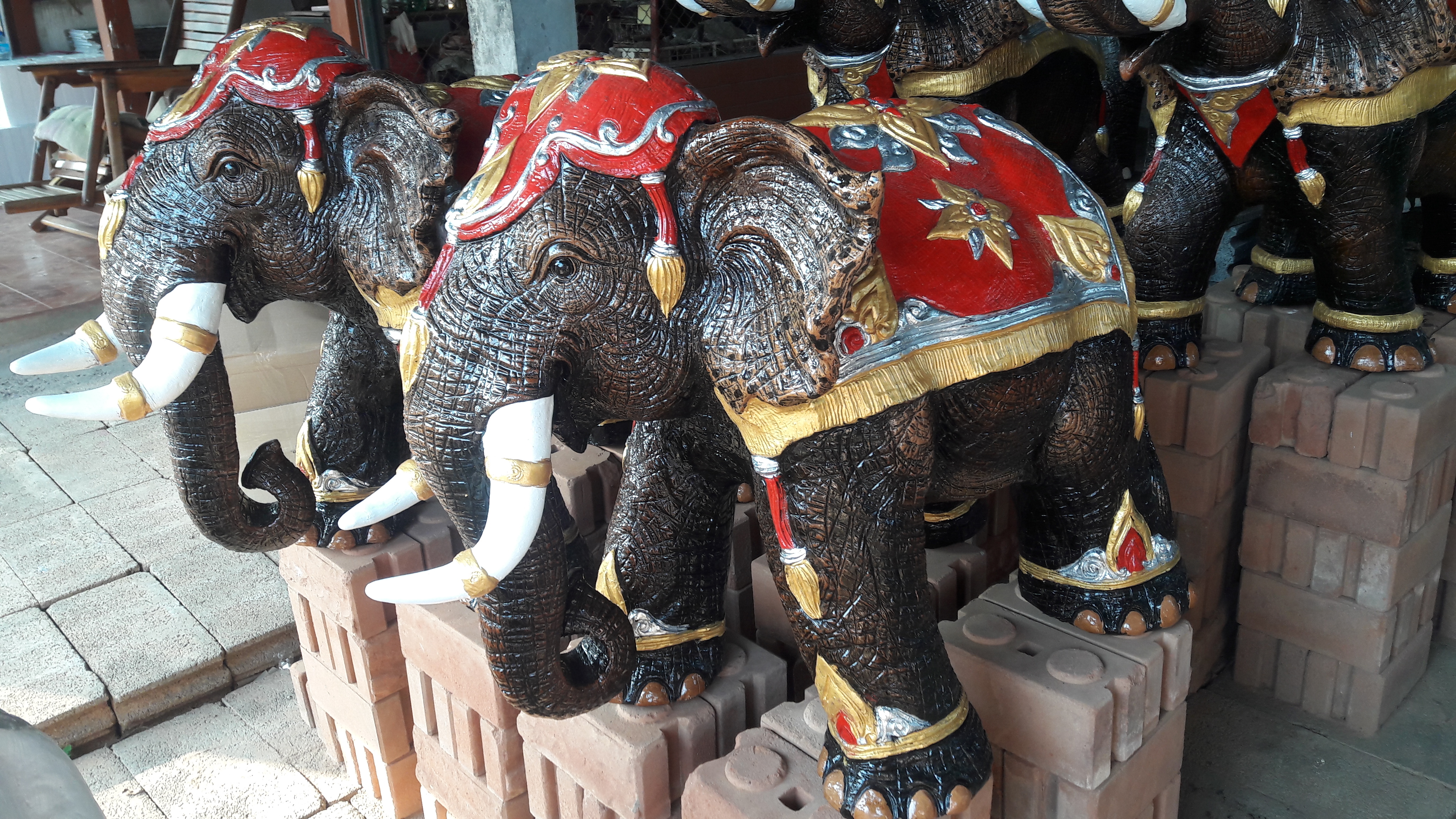 ช้างปั้นดินเผา ทรงเครื่องพรีเมี่ยม